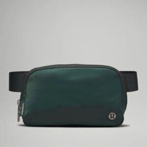 Lululemon Athletic Everywhere Belt Bag 1L NWT Medium Forest / Dark Forest